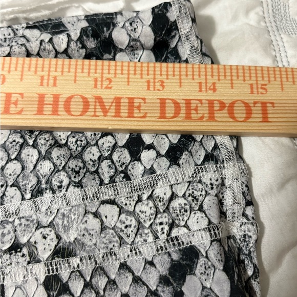 Varley High Waist Chic White and Gray Snake Print Fabric Leggings. Size M - Picture 12 of 13